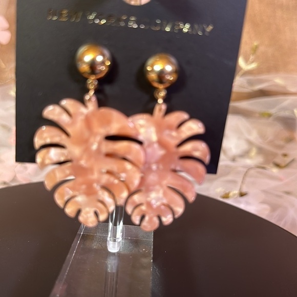 Earrings NWTNew York and Co. Palms Pair Appx 2 in dangle to Stud Ball Post 1/4in - Picture 2 of 6